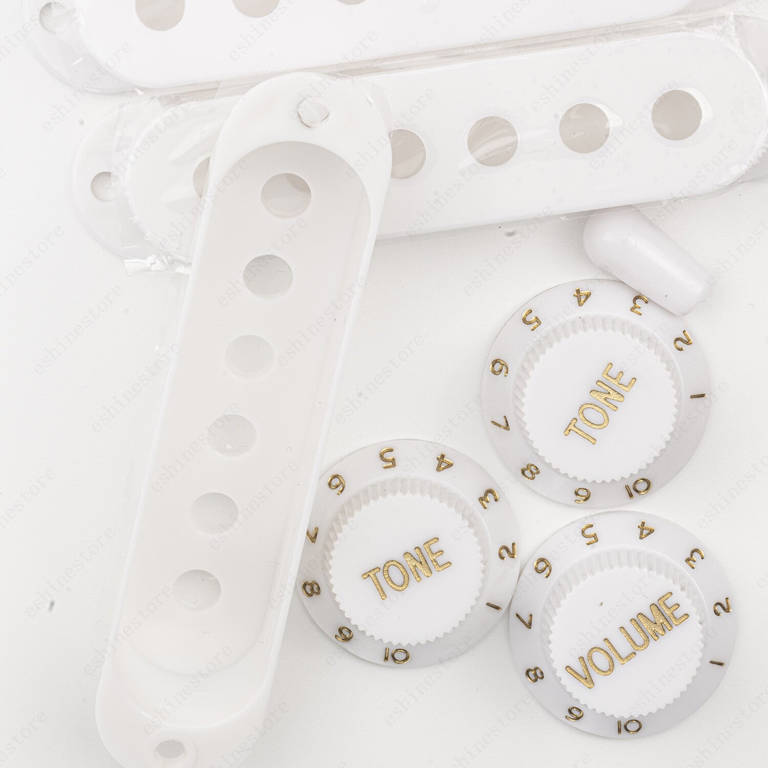 White Knobs SSS Single Coil Pickup Covers and 5 Way Switch Tip For Stratocaster