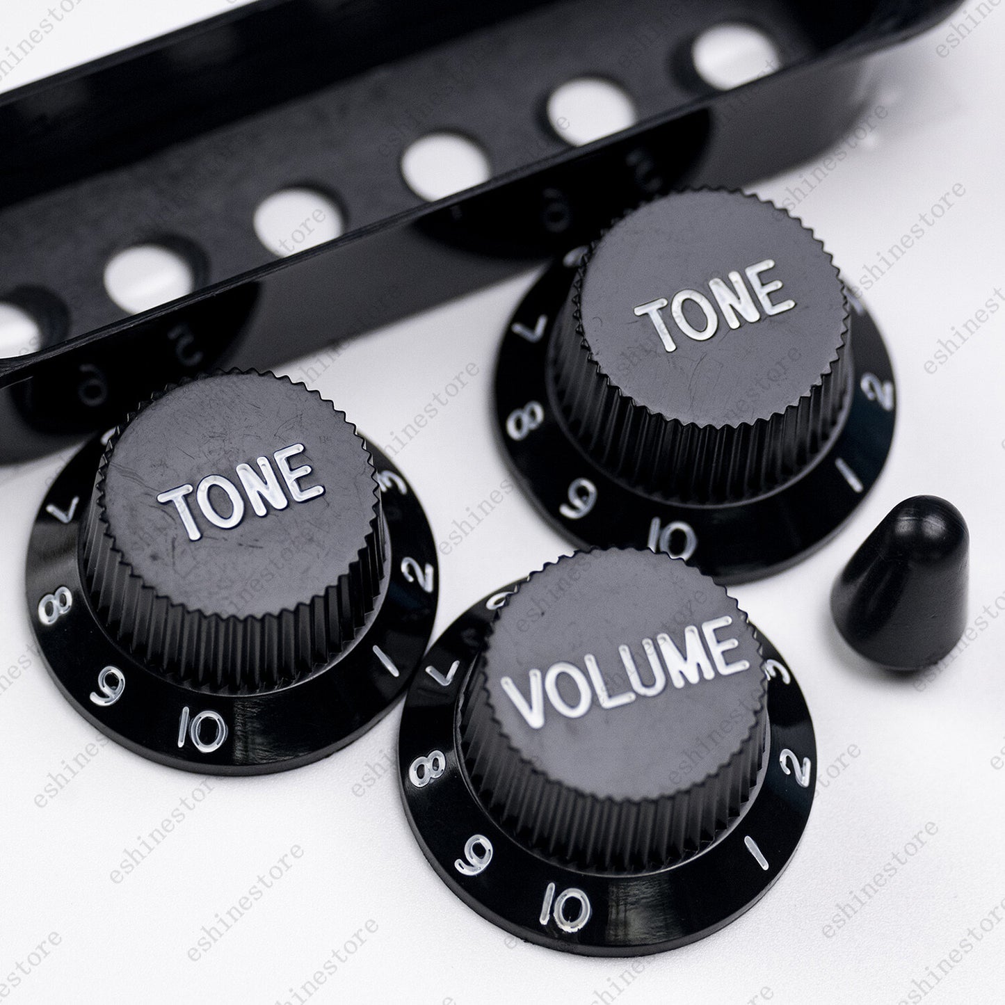 Black Pot Knobs SSS Single Coil Pickup Covers and 5 Way Switch Tip For Strat