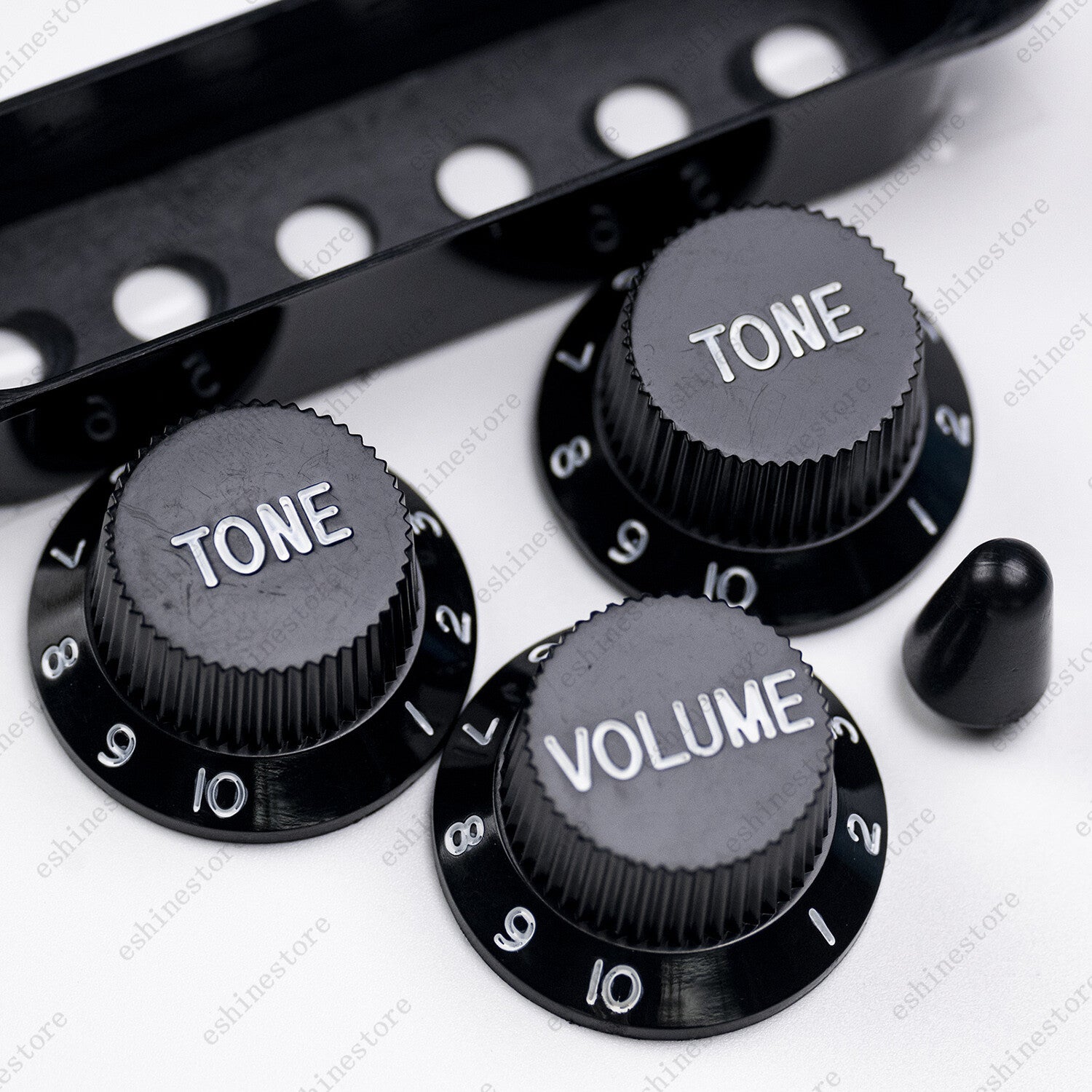 Black Pot Knobs SSS Single Coil Pickup Covers and 5 Way Switch Tip For Strat