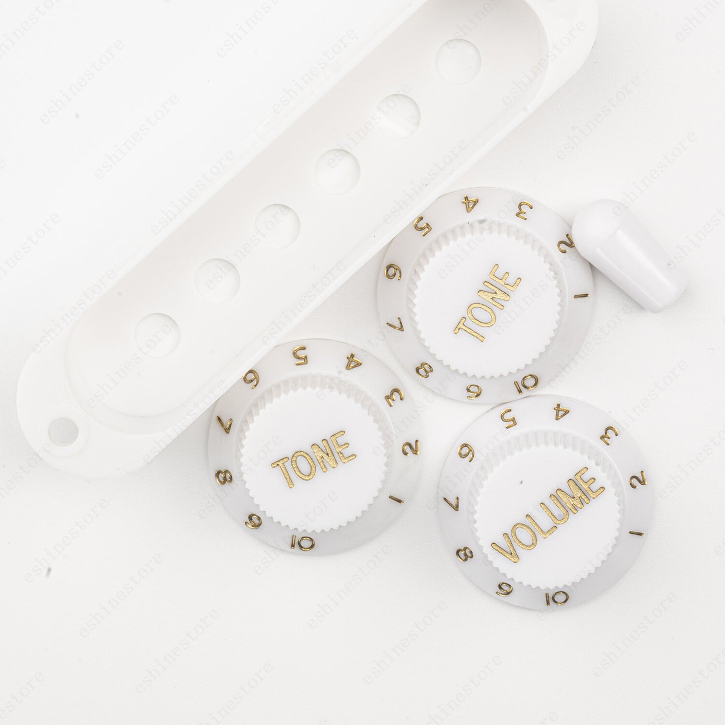 White Knobs SSS Single Coil Pickup Covers and 5 Way Switch Tip For Stratocaster